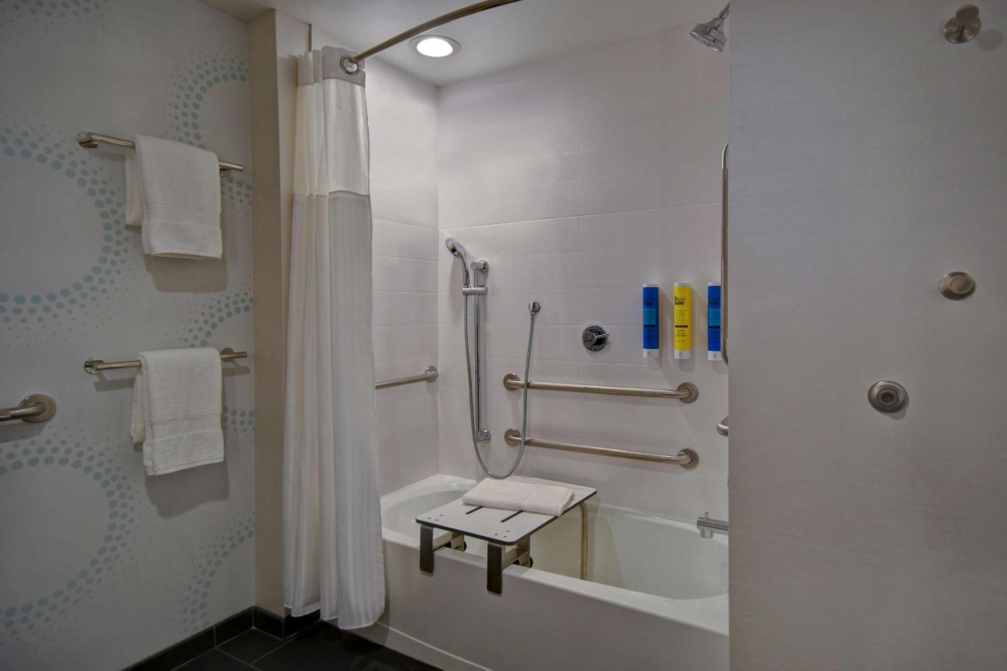 King Room with Bath Tub - Mobility Access